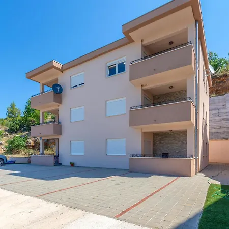 Апартаменты Awesome In With Wifi