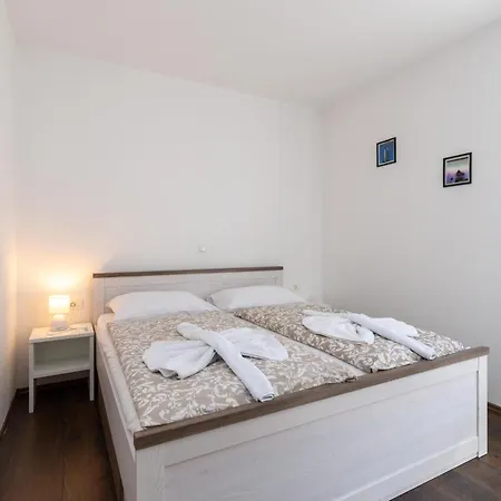 2 Bedroom Stunning In *