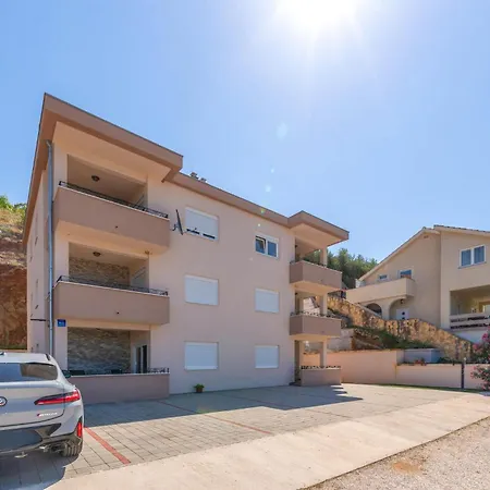 Appartement Awesome In With Wifi Obrovac